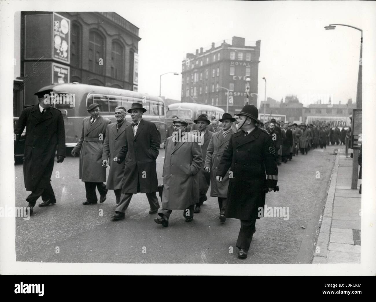 Gen 01, 1959 - Il minatore dimostra oltre la chiusura di trentasei box. La lotta per il 36 sure box verrà riaperto a Londra oggi, nell'Unione nazionale dei minatori' executive. Essi sollecitano l'Unione tentare di ritardare la chiusura del box fino a quando i posti di lavoro per tutti gli uomini saccheggiato sono garantiti. Questa mattina, delegati da minatori lodges assemblati al di fuori della loro sede nazionale in Westminster Bridge Road a perorare con i loro dirigenti nazionali di agire per fermare 13.000 minatori diventando superflui Foto Stock