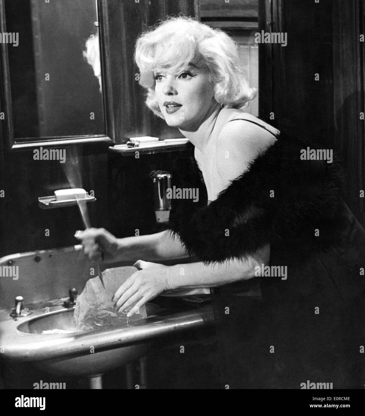 Starlet Marilyn Monroe durante una pausa nelle riprese di 'Some Piace Caldo' Foto Stock