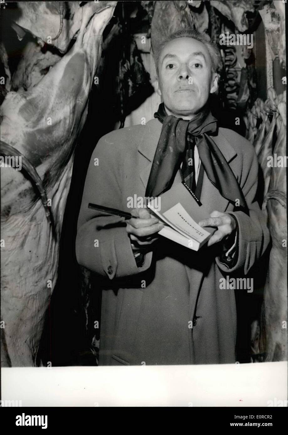 Mar 03, 1959 - Per la prima volta, uno scrittore francese segni il suo libro in una macelleria. Lo scrittore francese Jean Bardiot firmato il suo libro: '' Il sanguinario'' in una macelleria frigorifero tra enormi pezzi di carne in una Parigi macelleria, Rue Pierre Demours ieri. La foto mostra: Jean Bardiot con il suo libro fotografato tra gli enormi pezzi di carne. Foto Stock