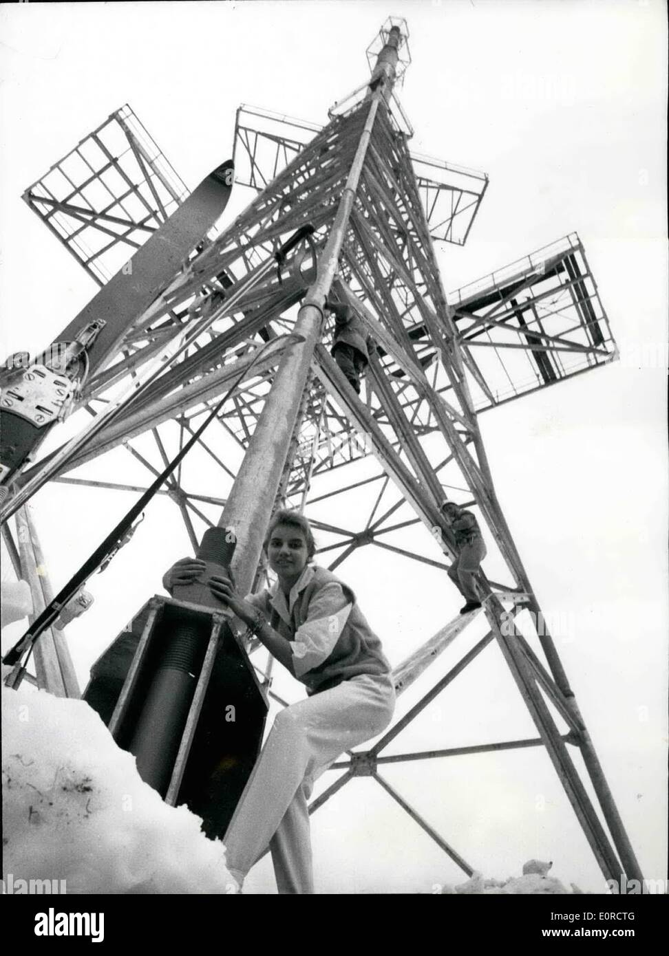 Mar 03, 1959 - Più di 83 metri di altezza...l'antenna è la torre del nuovo Telefunken-televisoon mittente sull'plaender. Entro un breve periodo di tempo il mittente della austriaca ampia-casting azienda funziona e garantisce una buona ricezione per tutta la televisione i membri delle tre-paese-angolo presso il Bodensee. Il nuovo sensore è una ulteriore giunzione del grande Eurovision-cerchio. Essa aiuterà anche per una migliore comprensione dei paesi. Foto Stock