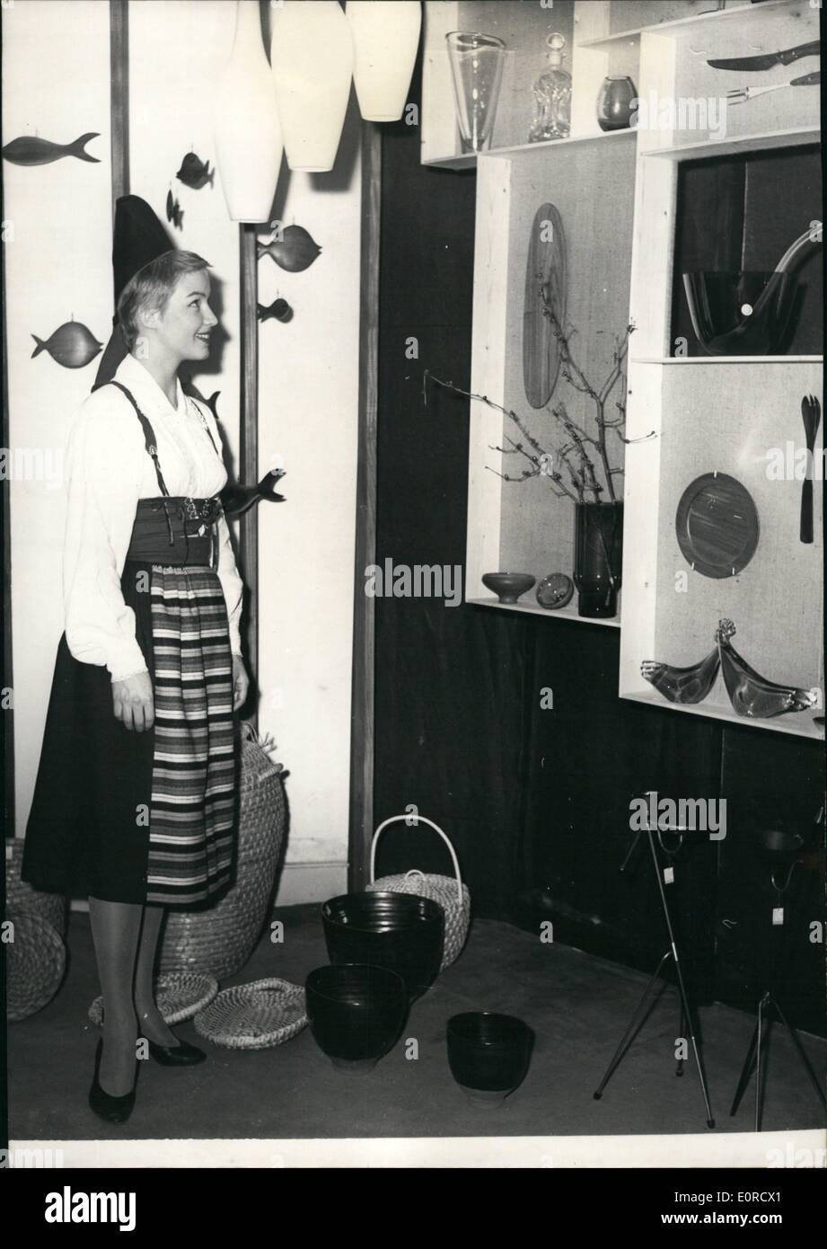 Mar 03, 1959 - Scandinavian mostra a Parigi: una mostra della ceramica scandinavo, basket-lavoro, bicchieri aperto a Parigi per giorno. La foto mostra una ragazza svedese in abito nazionale che mostra diverse cose fatte nel suo paese. Foto Stock