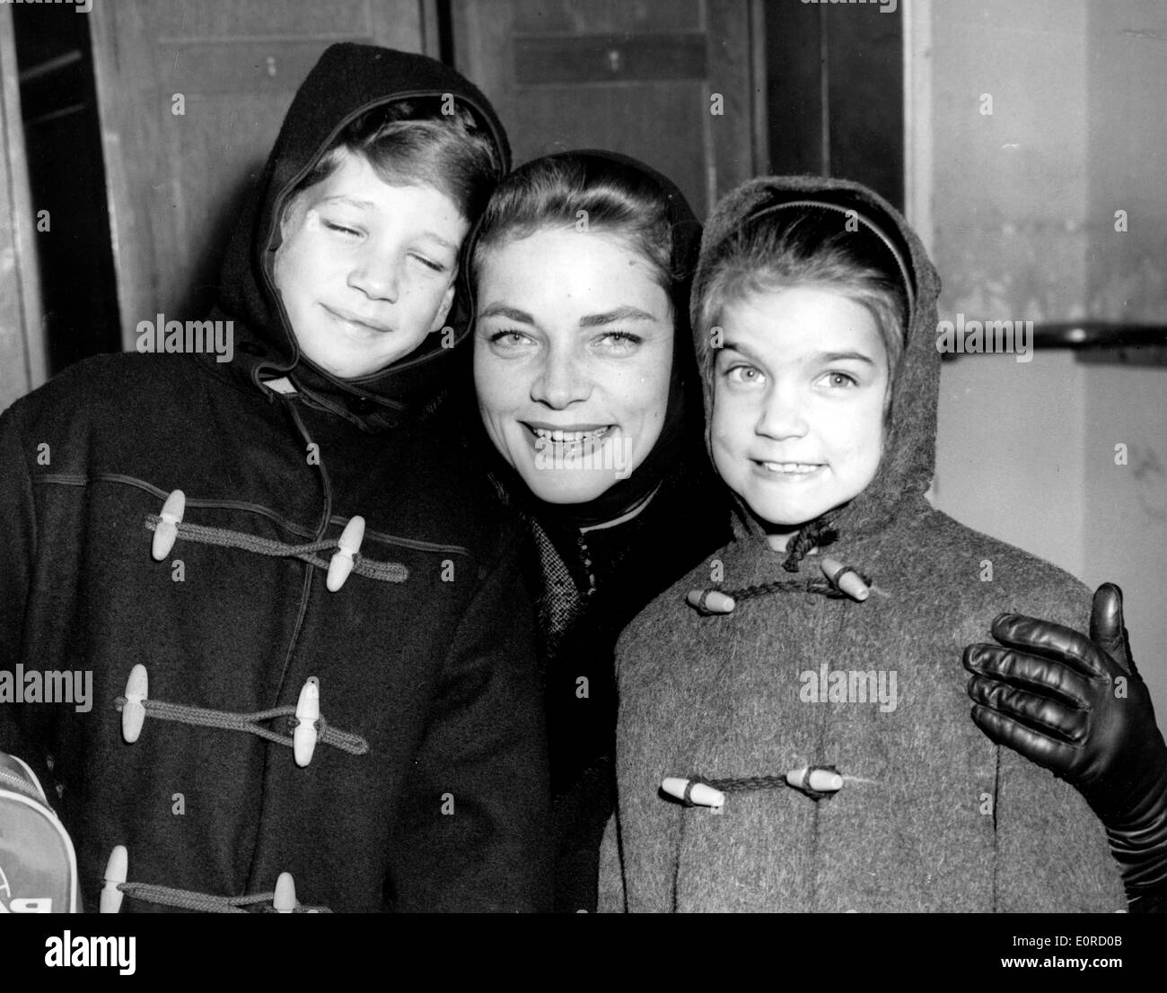 L'attrice Lauren Bacall e i suoi figli Stefano e Lesley all'aeroporto di Londra Foto Stock