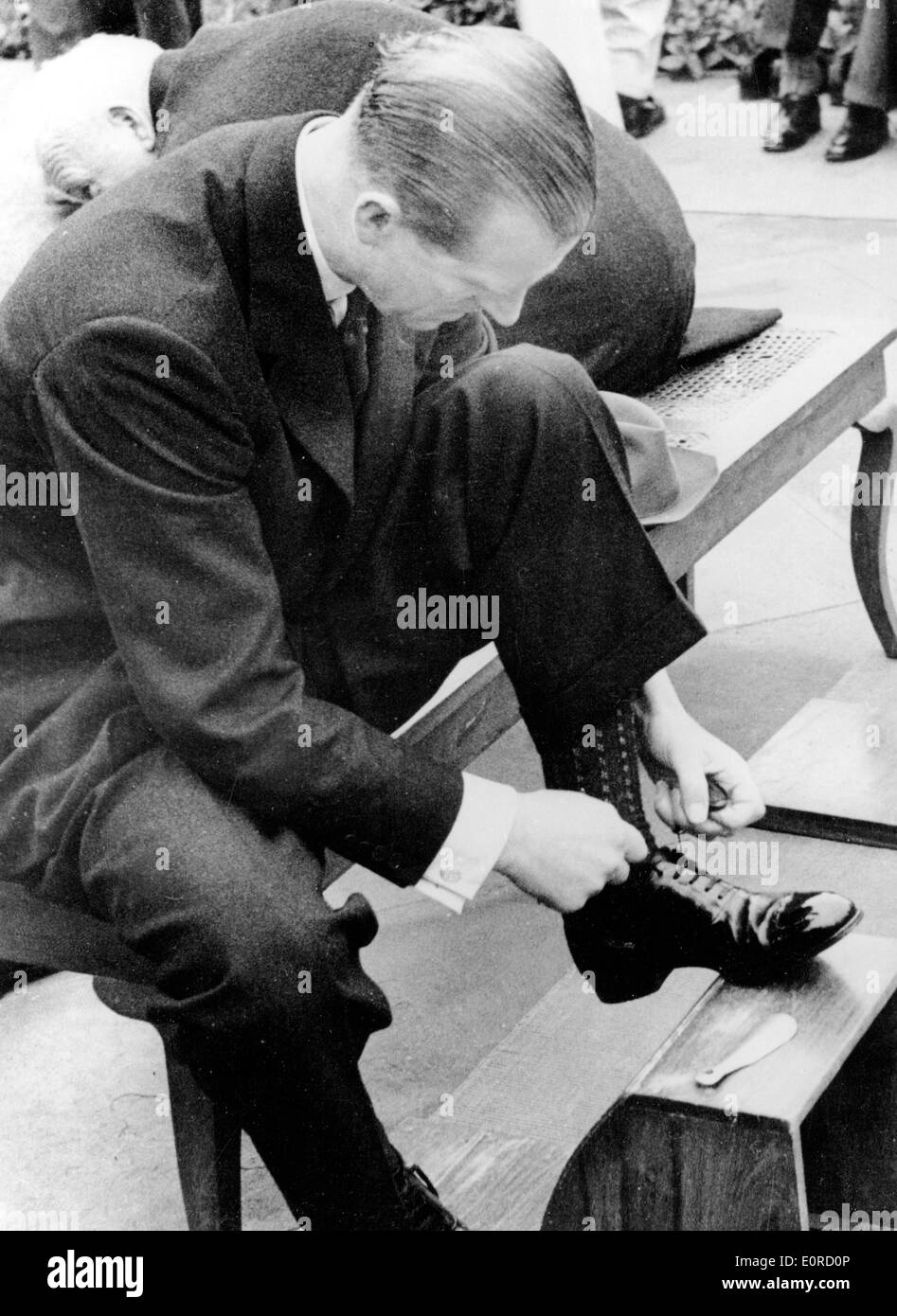 Il principe Filippo rimuove le sue scarpe a Gandhi Memorial Foto Stock