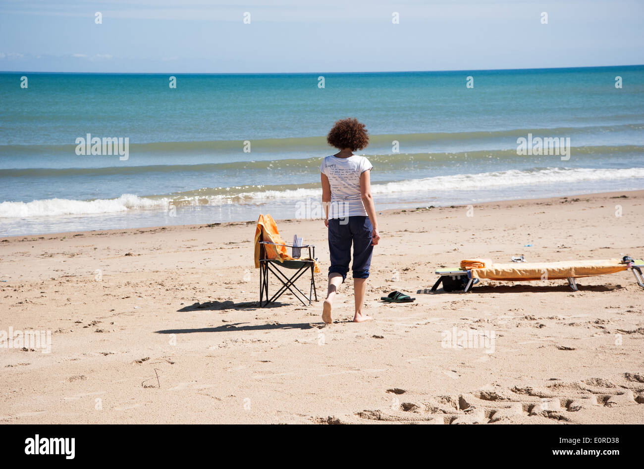 Donna sulla spiaggia Foto Stock