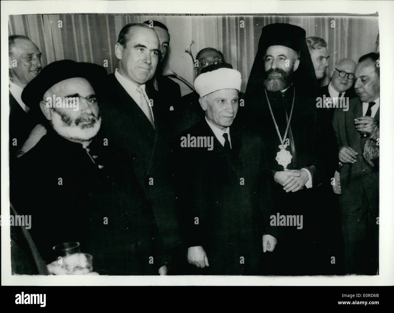 Mar 03, 1959 - Sir Hugh Foot e l Arcivescovo Makarios frequentare ricevimento al consolato turco a Nicosia: un ricevimento si è tenuto a Foto Stock