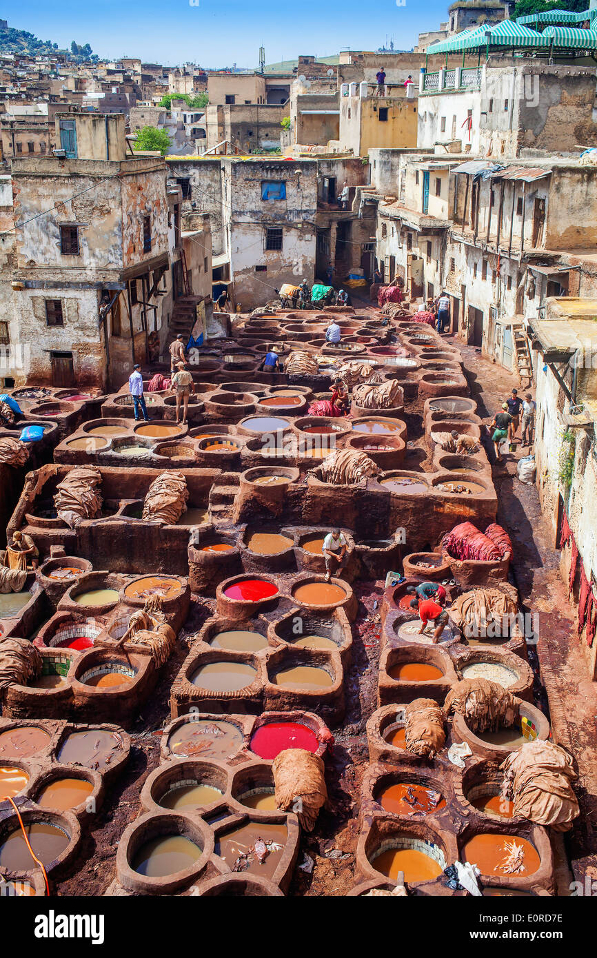 La gente locale in pelle di pittura presso la conceria la antica Via a maggio 7,2013 a Fez, in Marocco. Foto Stock