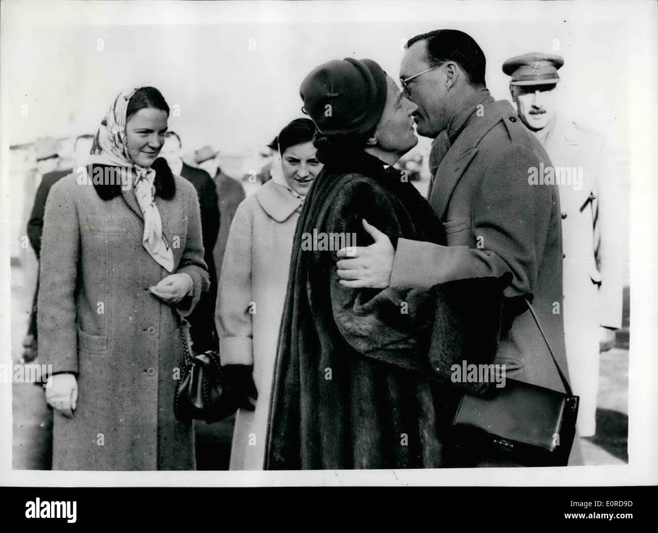 Febbraio 02, 1959 - PRINCE BERNHARD LASCIA PER IL CILE. KEYSTONE MOSTRA FOTOGRAFICA, regina Juliana del Paesi Bassi, offerte addio al Prince Bernhard, all aeroporto Schipol di Amsterdam, ieri, quando essere lasciato per la sua visita in Cile e in altri paesi dell' America del Sud. Sulla sinistra è la principessa Irene e la principessa Margaret. Foto Stock