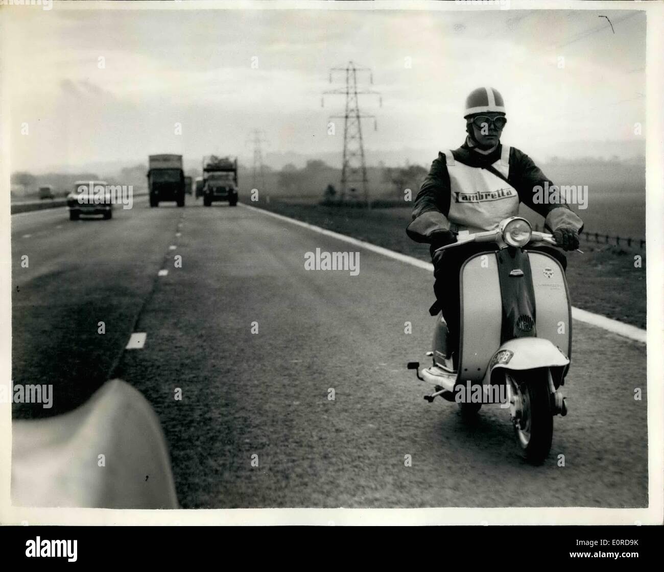 Febbraio 02, 1959 - LAMBRETTA copre 142 miglia in 143 minuti sulla nuova autostrada,. BRIAN GIBBS, opere rider per la lambretta, ha preso un pezzo di ricambio per il Birmingham fine della nuova autostrada si è aperta oggi - il M.1 da Luton Sperone, dove l'apertura ha avuto luogo e restituito dopo il rifornimento a St Albans, estremità del tirante M.1, H. riguardava il totale di 142 miglia in 143 minuti, KEYSTONE MOSTRA FOTOGRAFICA, Brian burle visto in sella alla Lambretta a Birmingham, sulla '' oggi, Foto Stock