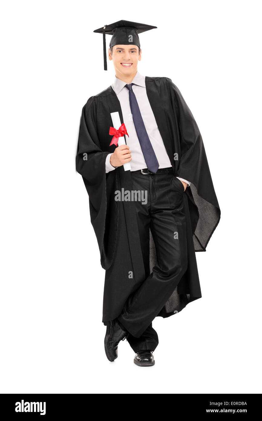 Laureati maschi in possesso di un diploma e poggiante contro una parete Foto Stock