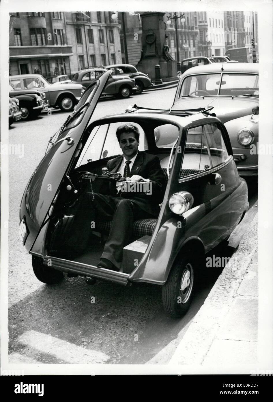 Mar 03, 1959 - ''Bubble'' auto per disabili; Membri della Gran Bretagna leader nel settore dell'ex-combattenti organizzazioni erano per essere visto in Portland Place questa mattina presso la consegna delle due monoposto ''bubble'' di automobili che essi sperano di dimostrare al Ministero della Salute sono adatti per l'uso da parte dei disabili exservicemen. L'organizzazione che fornisce le vetture sono il British Limbless Ex-Servicemen associazione; British Legion e la Royal Air Forces Assoc. I veicoli sono in fase di test da parte di ex-combattenti. La foto mostra Ex-Airman D.H Foto Stock