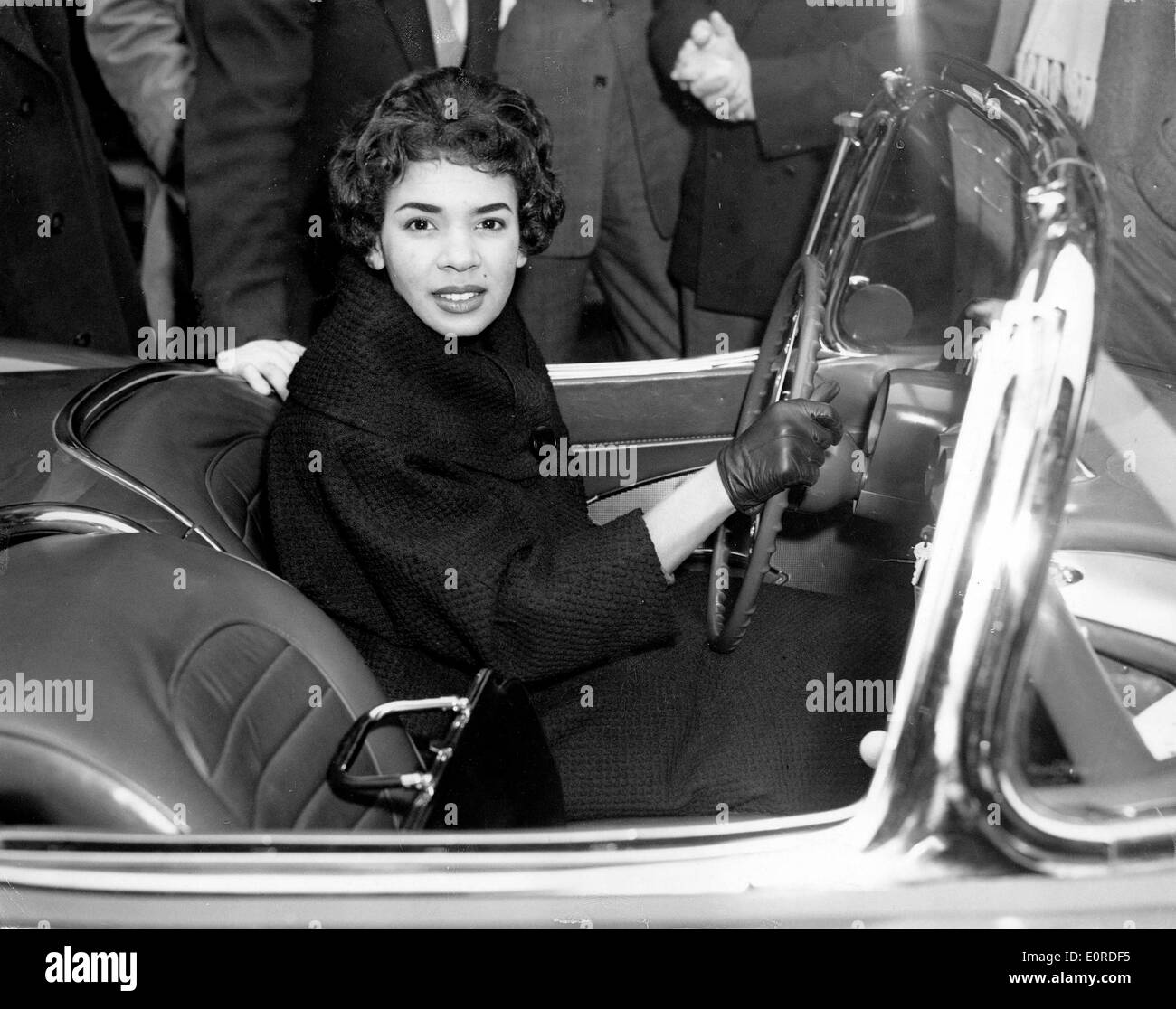 Il cantante Shirley Bassey guidando il suo nuovo Chevy Corvette Foto Stock