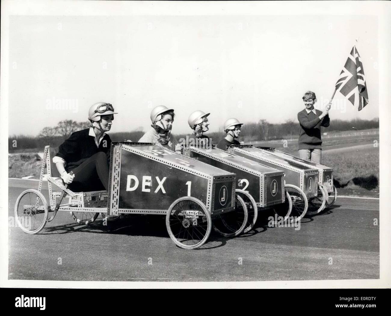 Mar 23, 1959 - Preparazione per il Lunedì di Pasqua "oap-Box-Grand Prix'': una prova si è svolta oggi per il ''Gravity-Power Grand Prix'' tra ex ragazze di Sanfrediano e racing drivers-che si terrà lunedì a marchio della berlina. I concorrenti saranno utilizzare soapbox carrelli madxfrom Dexion angolo scanalato. La ragazza sono di essere assicurato per ?20.000. La foto mostra L-R: Susan Hampshire-Gloria Kindersley-Rosalin Watkins e Jennifer Osborne hanno una pratica start-con in sottofondo Amanda Legge-come 'Starter' al marchio della berlina di questa mattina. Foto Stock