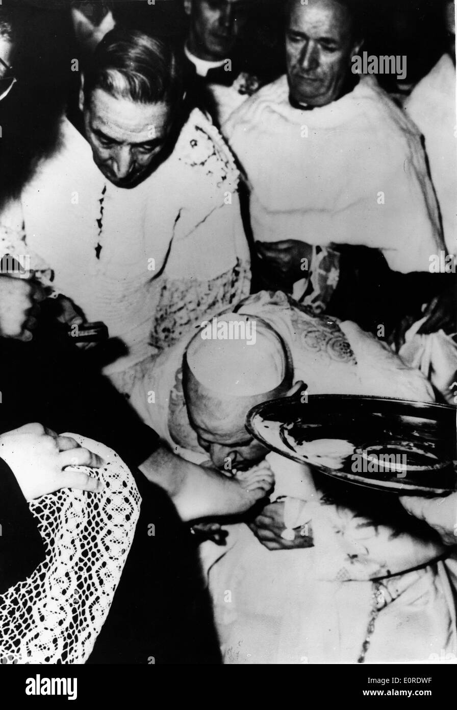 Papa Giovanni XXIII baciando un piede durante la benedizione dei piedi Foto Stock