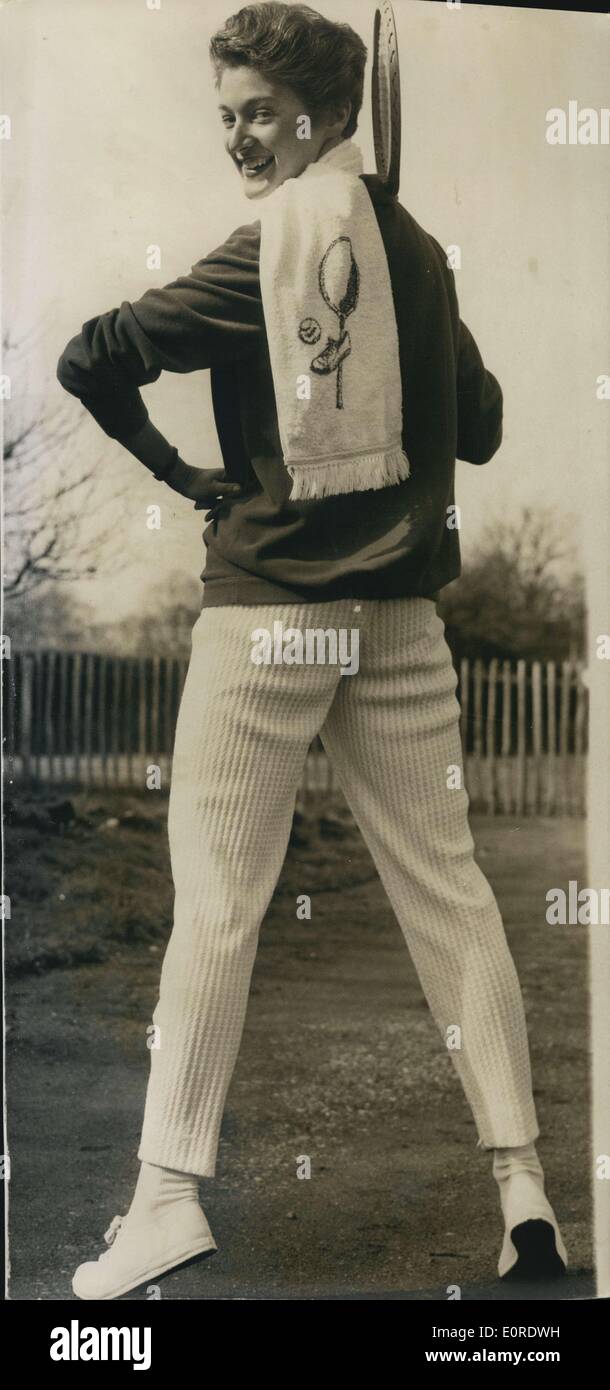 30 marzo 1959 - Angela Buxton indossa un outfit da tennis unico: Tra i concorrenti del Torneo di tennis di Roehampton questa mattina c'era Angela Buxton - che si è presentata indossando un outfit unico - comprendente un completo da tennis all-in-one in Jersey di cotone con una mezza cintura sul retro - con una grande fibbia e frangia. Questo è un wor con una sciarpa da toeletta con un motivo da tennis. La foto mostra oggi Anegla Buxton che indossa la tuta al Roehampton - con una giacca in velluto di nylon spazzolato - e una tasca posteriore imbottita. Foto Stock