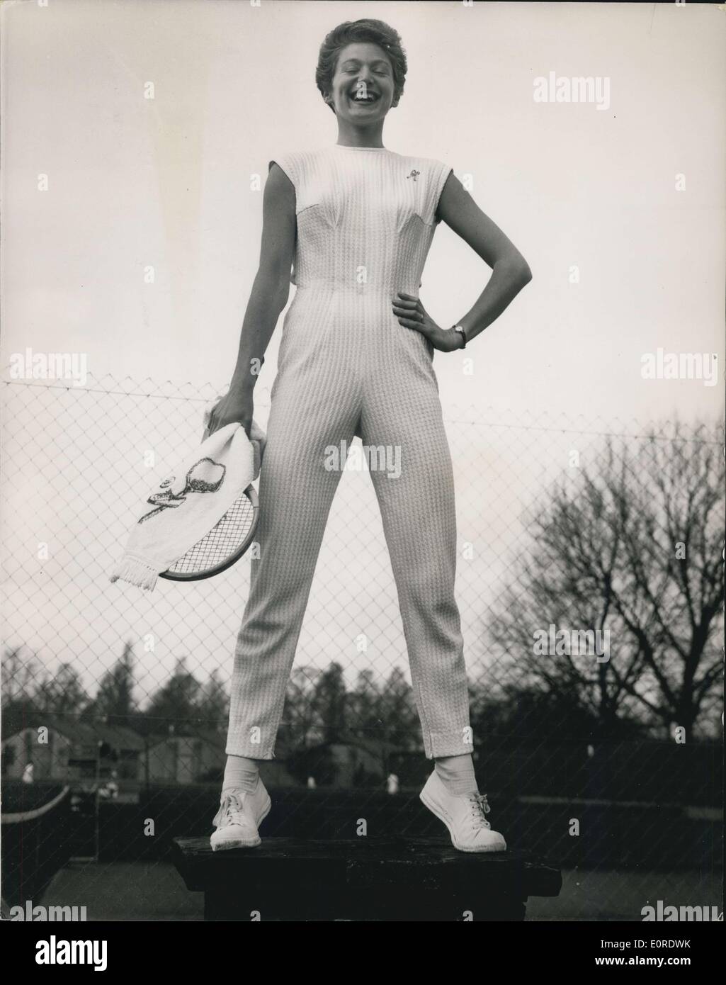 30 marzo 1959 - Angela Buxton prende parte al Torneo di Roehampton: Tra le concorrenti del torneo di Roehampton Tennis questa mattina c'era Angela Buxton, che si è presentata indossando un outfit unico, con una tuta da tennis all-in-one in Jersey di cotone con una mezza cintura al r con una grande fibbia e frangia. Questo modello è indossato con sciarpa da ginnastica con un motivo da tennis. La foto mostra la vista frontale dell'abito da tennis all-in-one indossato oggi da Angela Buxton a Roehampton. Foto Stock