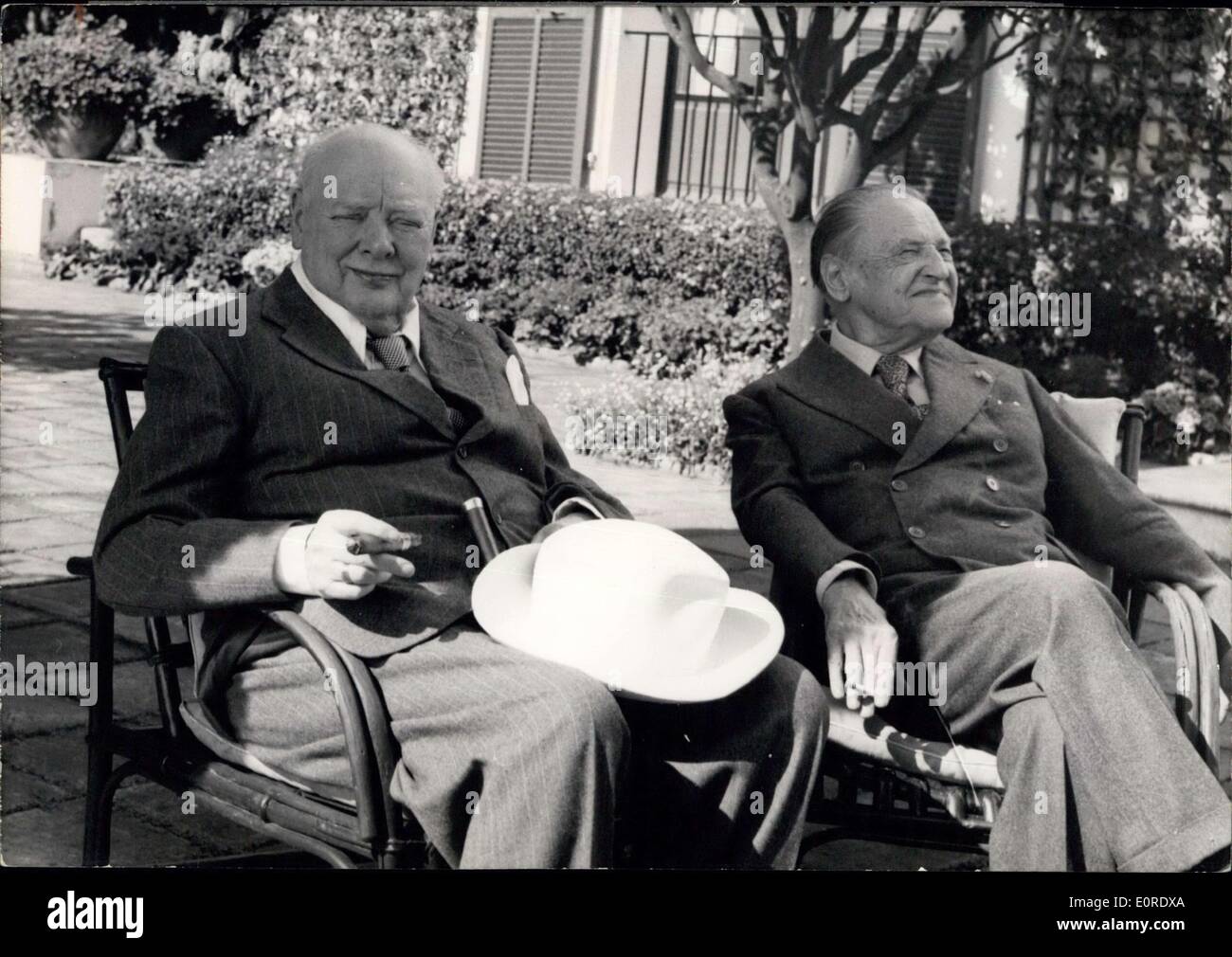 Apr. 03, 1959 - Visita al prossimo Sir Winston Churchill che è ora di stare a Roquebrune, sulla Riviera Francese, ha pagato un prossimo visita al Somerset Maugham nella sua villa ''La Mauresque'' a Cap Ferrat. OPS:- Sir Winston e Somerset Maugham nel giardino del famoso scrittore della villa a Cap Ferrat. Foto Stock