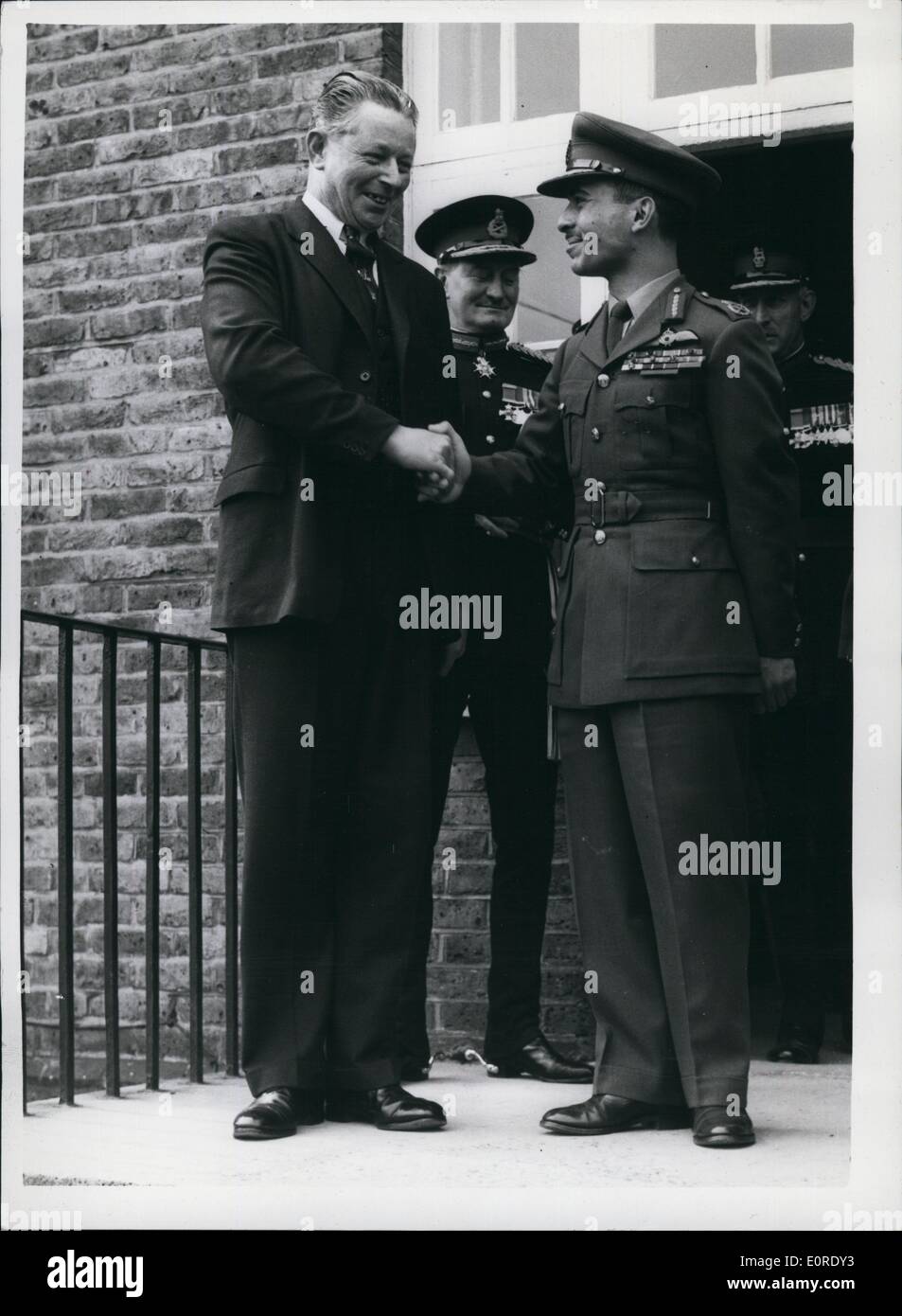 Apr. 04, 1959 - Re Hussein Visite Sandhurst: re Hussein di Giordania, oggi pagato una visita informale alla Reale Accademia militare di Sandhurst. Re Hussein, che è stato allievo di Sandhurst da settembre 1952 fino a febbraio 1953, si è incontrato con alcuni dei suoi maestri e amici. La foto mostra il Re Hussein stringe la mano con il suo ex C.S.M. presso l'Accademia, il sig. L.J. Cullen, durante la sua visita a Sandhurst oggi. Foto Stock