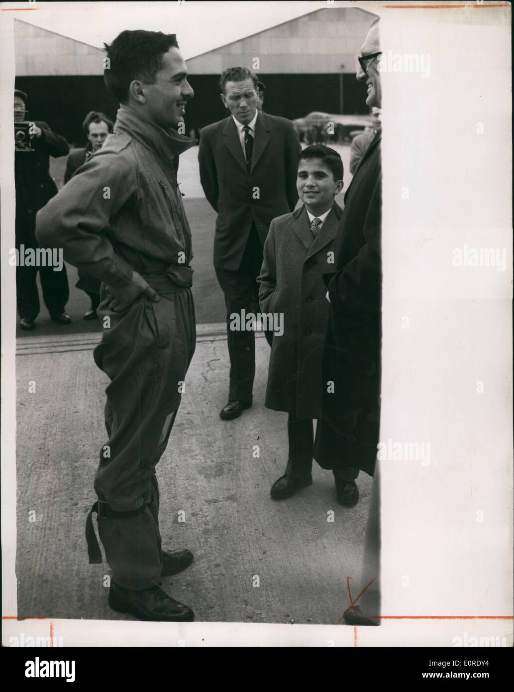 Apr. 04, 1959 - Re Hussein di mosche in un Hawker hunter biposto durante la sua visita a Hawker di Aviosuperficie di prova : Re Hussein di Giordania ha volato oggi in un Hawker Hunter biposto operativa trainer avanzato aeromobile da Hawker di Aviosuperficie prova a Dunsfold, Surrey. Re Hussein, che abbia la qualifica di pilota, è stato accompagnato sul volo dal Sig. Frank Bullen, Hawker Chief test di produzione pilota. Le due monoposto Hunter è un ideale trainer per dimostrare il volo transonico Foto Stock
