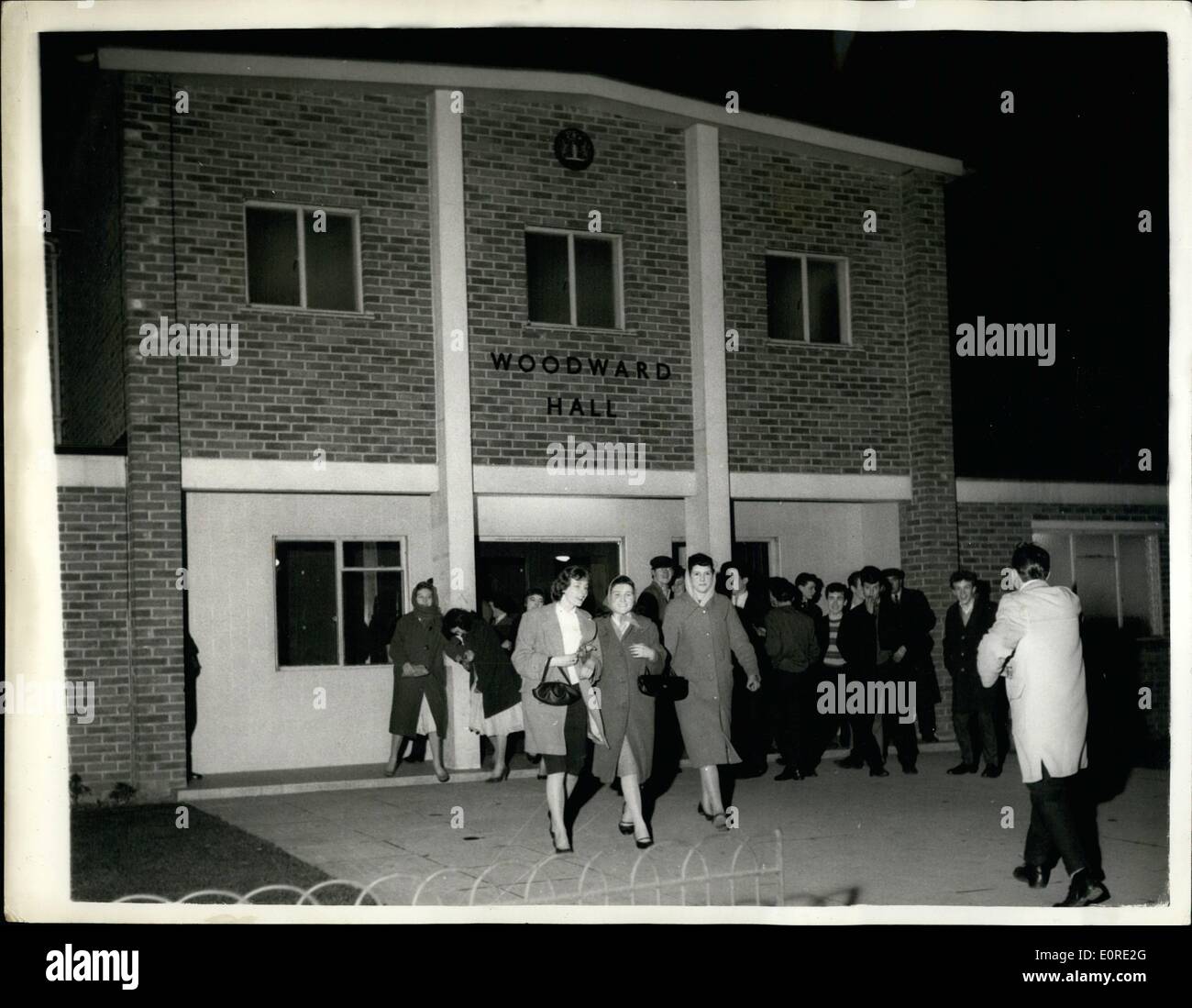 Febbraio 02, 1959 - Boy pugnalato in Dance Hall Brawl: 18-anno vecchio Alan Johnson, che è stato pugnalato a morte in una dance-hall brawl martedì notte, sarebbe stato vivo oggi se non avesse insistito per avere una notte fuori una settimana con un''i boys''. Per dodici mesi ha trascorso tutta la sua serata con la sua ragazza, 17-enne Connie Mountier. Poi, tre settimane fa ha accettato di fargli il Martedì notte fuori. Così Alan ha cominciato andando al normale Martedì sera Rock'n'Roll sessioni al Woodward Hall di Woodward-road, Barking Foto Stock