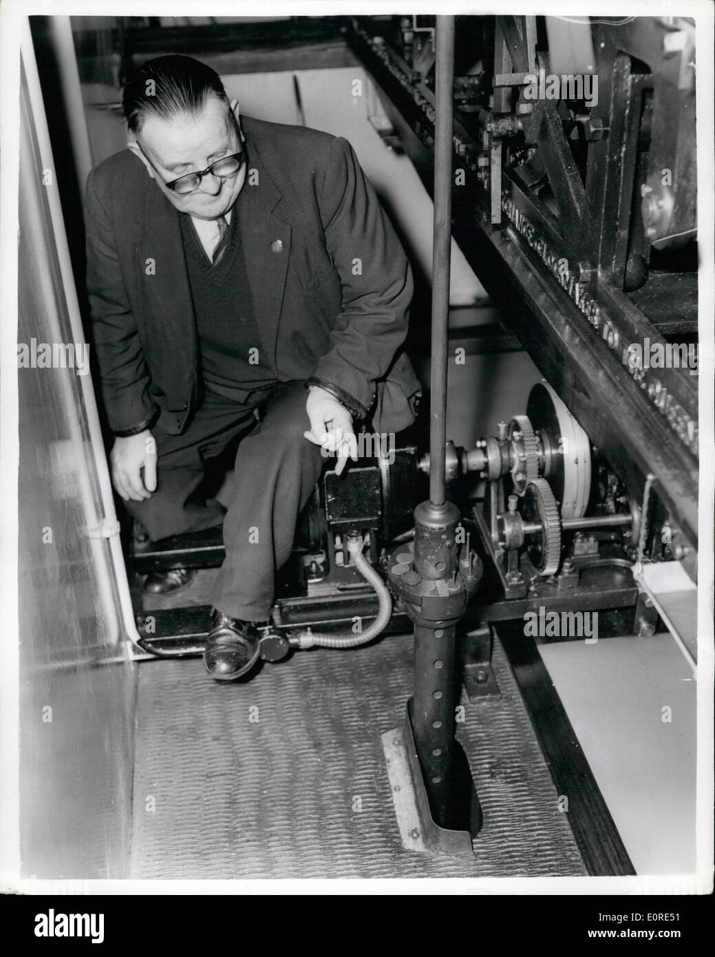 Apr. 04, 1959 - Questo anno è il centesimo compleanno di Big Ben: Questo anno è il centesimo compleanno di Big Ben. Il primo giorno del suo servizio come un cronometrista è accreditata come Maggio 31, e come un sorprendente bloccare Luglio 11, 1859. Il nome è tradizionalmente derivato dal soprannome di Sir Benjamin Hall, una robusta parte che era stato primo Commissario delle opere nel 1855-58. È importante ricordare che il Big Ben è strettamente l'ora campana; anche se il nome è stato esteso nel discorso comune per includere il carillon, quadranti, e anche la torre dell orologio. L'originale Big Ben è stato colato su agosto Foto Stock