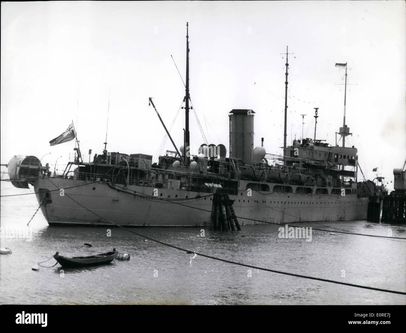 Apr. 04, 1959 - Il cavo più grande nave del mondo.: è il sistema di cottura a vapore Britannico, ''Monarch'', il monarca in Nordenham (Germania) al momento di installare una parte (1000 miglia) di un Nord-Atlantico il cavo telefonico che collega Europa e Nord America in futuro. Foto Stock