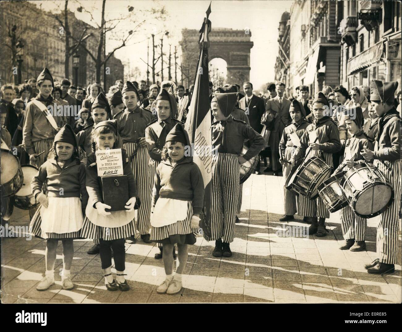 Apr. 04, 1959 - po' Poulbots' sfilata sugli Champs Elysee: In occasione della commemorazione di una parata Deelance detenute dai loro anziani sugli Champs Elysee durante l occupazione tedesca il piccolo ''poulbots'' (i ragazzi di te montmartre '' libera Comunità) rievoca la leggenda di una simile sfilata di questo pomeriggio. La piccola banda di poulbots giocando sugli Champs Elysee è questo pomeriggio. Foto Stock