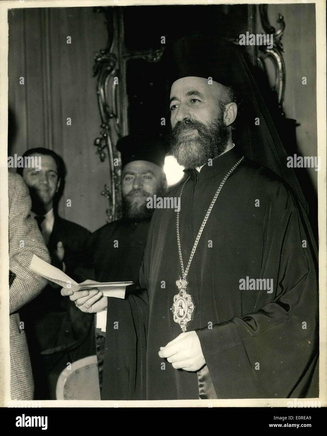 Febbraio 19, 1959 - Cipro firmato l'accordo. L Arcivescovo Makarios dà conferenza stampa.: mostra fotografica Arcivescovo Makarios visto fare una dichiarazione alla stampa, presso il Dorchester Hotel di questa sera, dopo la casa di Lancester firma dell'accordo di Cipro. Foto Stock