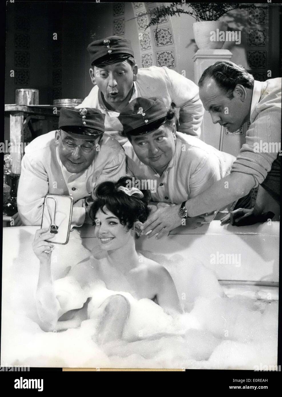 Febbraio 21, 1959 - Mikosh presso il servizio segreto è il titolo del nuovo film di colore di Sascha - Lux produzione. La recitazione avviene nel presidio di Ischl accadendo un sacco di cose divertenti. La foto mostra f.l.t.r. Walter Gross Gunther Philipp, Kurt Grosskurth, direttore Franz Marischka e Renate Ewert. Foto Stock