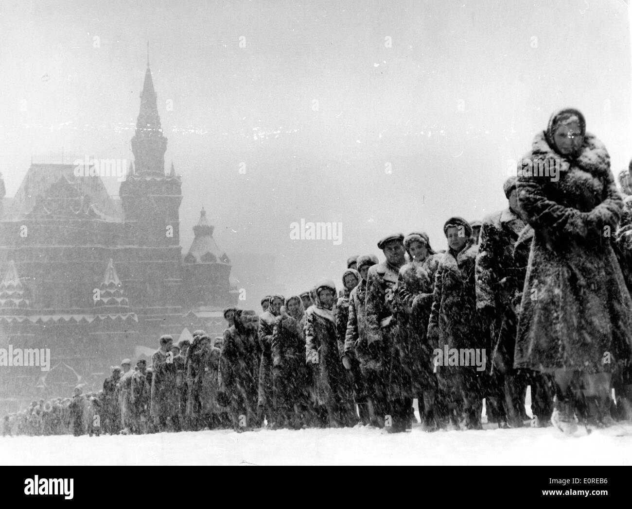 La Folla di Russi linea fino alla visita di Lenin tomba Foto Stock