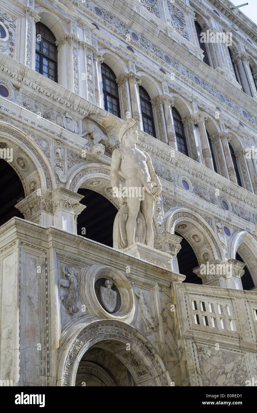 Statua in marmo di Marte il dio della guerra. Sulla parte superiore del Gigante la scalinata del Palazzo Ducale di Venezia, Italia Foto Stock