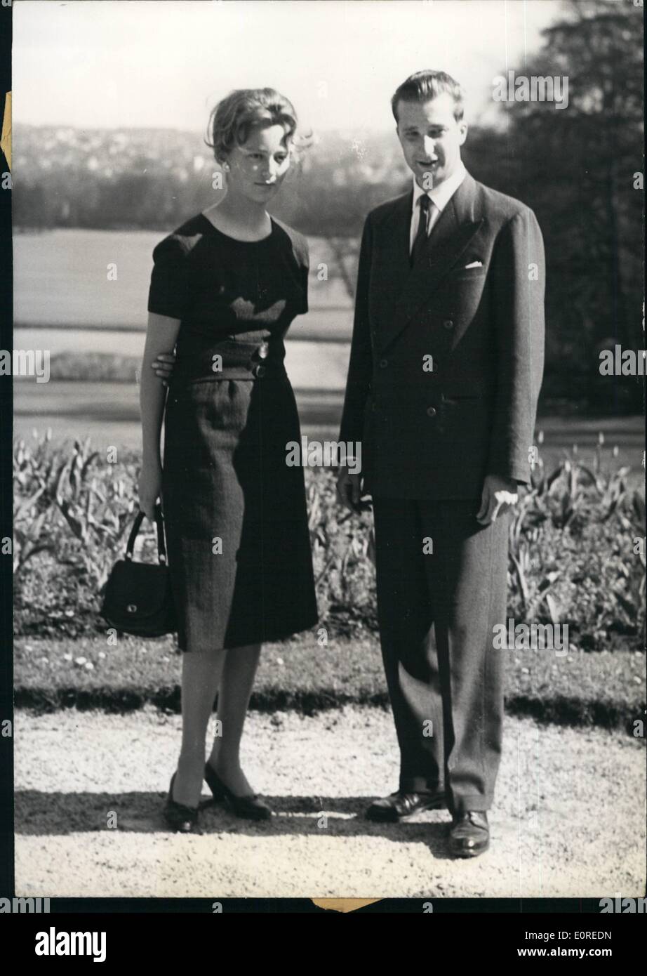 Apr. 04, 1959 - Il Principe Alberto di Liegi a sposare una principessa italiana. La foto mostra la principessa Dona Paola Di Calabria di Italia e il Principe Alberto di Liegi, il cui impegno ufficiale è stato annunciato dal Palazzo Reale di Bruxelles, fotografata nei Giardini del Castello Reale di Laeken di ieri. Foto Stock