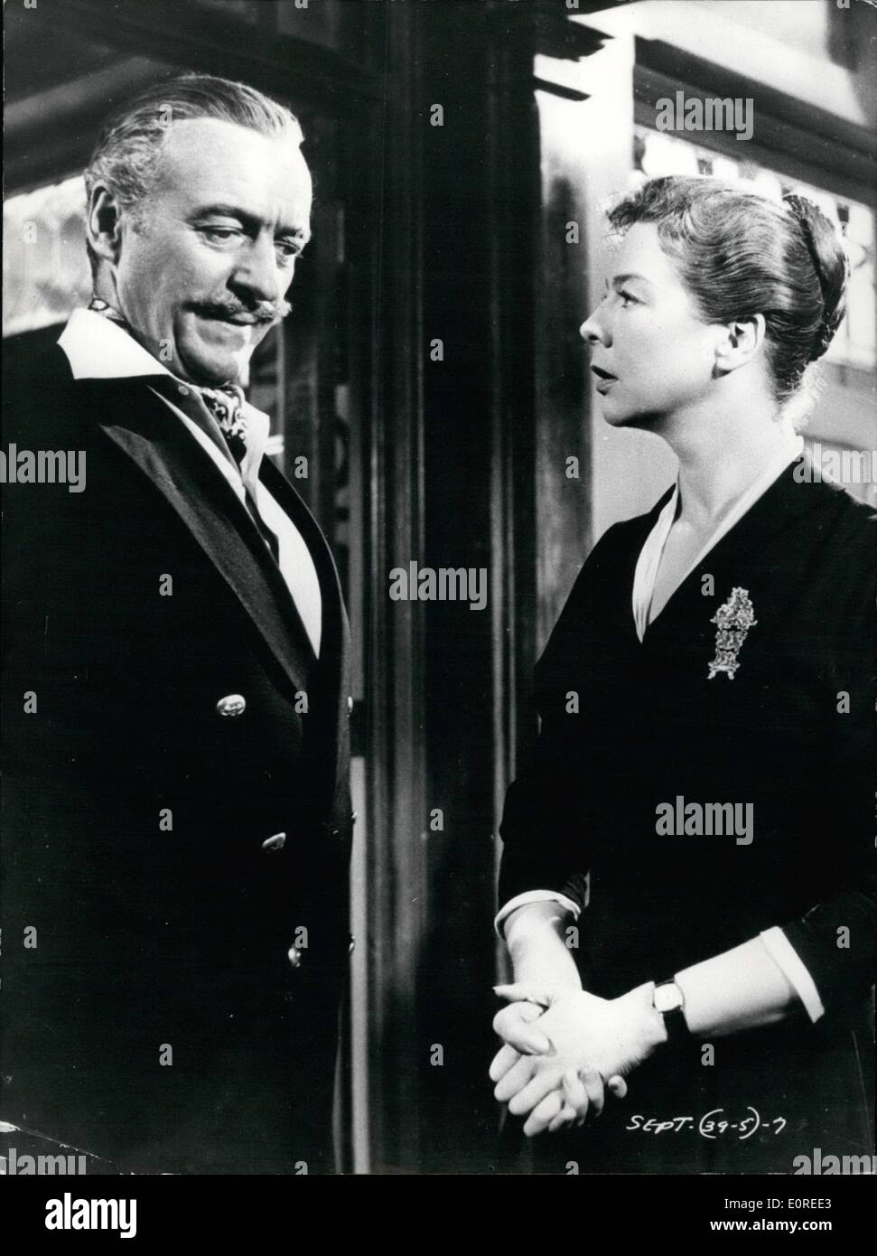 Apr. 04, 1959 - ha ricevuto l'Oscar : sono stati due attori del film "eparated dal letto e tavolo'', un hecht-hill-lancaster produzione della United Artists. David Niven (David Niven) divenne il premio Oscar come miglior attore per la sua parte come i principali sbagliato pollock, Wendy hillier (Wendy hillier) come miglior co-star per la sua parte come proprietaria di un piccolo hotel a costa inglese. La figura mostra i due vincitori di Oscar in una scena del film che ora si è visto anche in Germania. Foto Stock