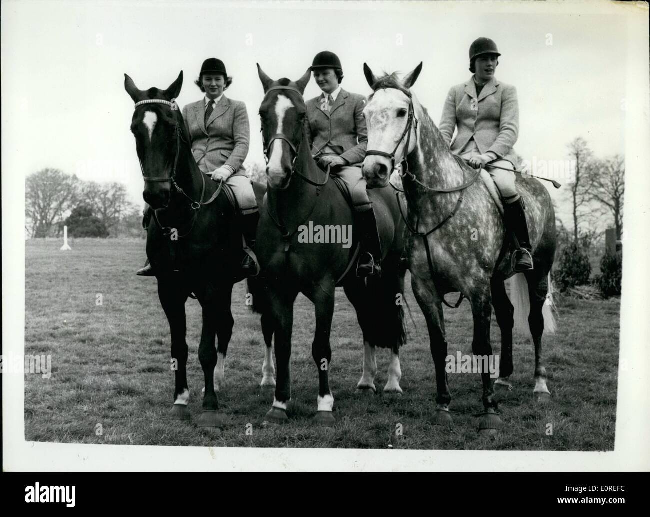 Apr. 04, 1959 - corso per mostrare i ponticelli a Arundel Castle: una quindicina di giorni di corso per i nostri principali Show Jumping riders, si terrà presso il Castello di Arundel, da il permesso di il Duca e la Duchessa di Norfolk. l'organizzazione del corso è stato intrapreso da Lt. Col. N. H. Kindersley e insegnamento viene dato dal Lt. Col. J. A. Talbot - Ponsonby, l'Olimpico di pullman. La foto mostra: tre giovani membri lady nella foto al Castello di Arundel, dove si svolgerà il corso. Essi sono (L a R): la sig.ra Stewart banche, di Nafferston, nr. Driffield, Yorkshire; Miss Maria Barnes, di Bentworth, nr Foto Stock