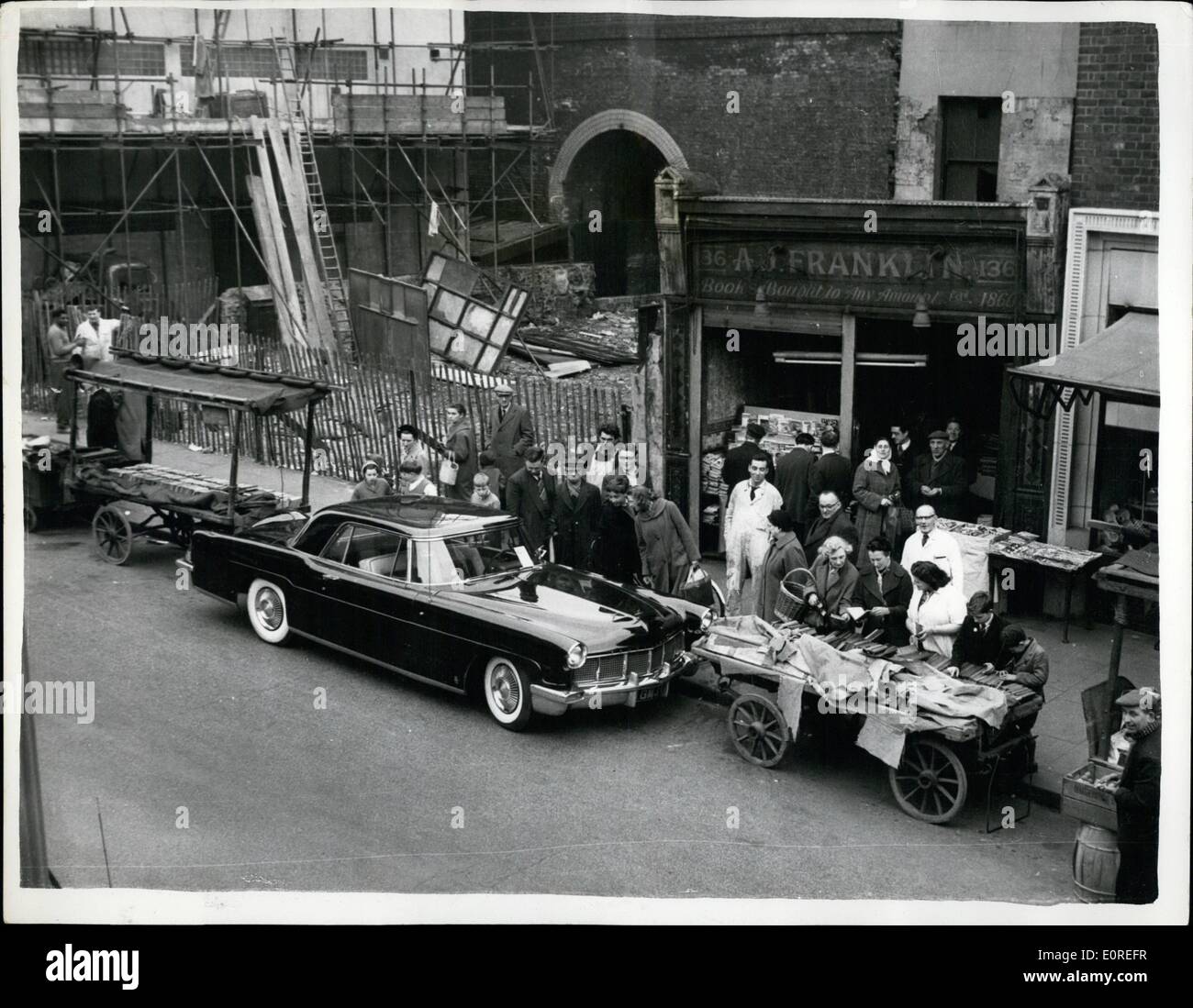 Apr. 04, 1959 - Il Duca di Bedford ottiene un biglietto per ostruzione verso il basso Lambeth modo.: basso Lambeth modo è supposto di essere ''tutto gratis e facile fare come tu hai darn bene pleasy.'' ma ieri le cose erano diverse. Per il Duca di Bedford aveva parcheggiato il suo 21-piede di limousine luccicanti schiaffo in mezzo al mercato di Barrow. Poi ha catturato un inizio di mattina in treno da Waterloo, appena in fondo alla strada, a Southampton. Alle otto del mattino, quando i maiali da cui libraio di anticaglie Arthur Franklin vende i suoi libri Foto Stock