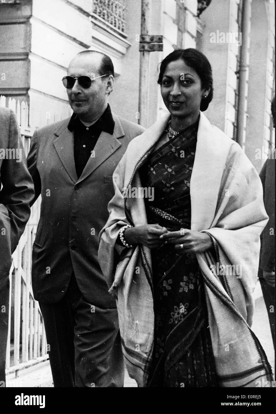 Regista Roberto Rossellini camminando per la strada con sua moglie Sonali Das Gupta Foto Stock