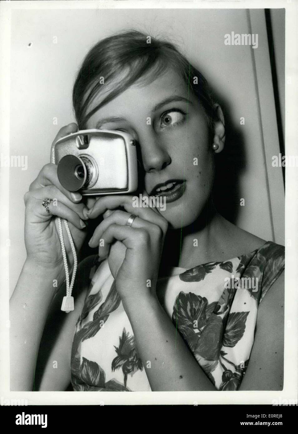 11 maggio 1959 - International Photo Fair a Olympia: La foto mostra il modello Dagmar Roubicer, 20, di Montreal, tenta di eseguire un nuovo 18 x 24 Foto Stock