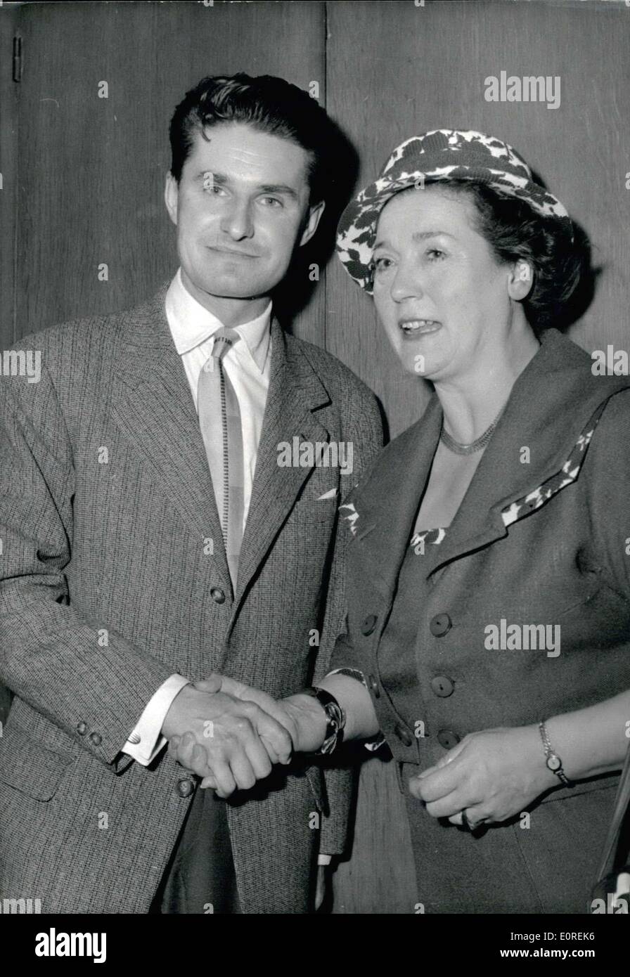 14 maggio 1959 - Jean-Marc Theolleyre ha ricevuto l'Albert Londres Premio oggi in un ristorante parigino per la sua relazione sulla morte del Papa. Ecco una foto del vincitore del premio Nobel con la sig.ra Florise A. Londres, figlia del famoso giornalista per il quale il premio è denominato. Foto Stock