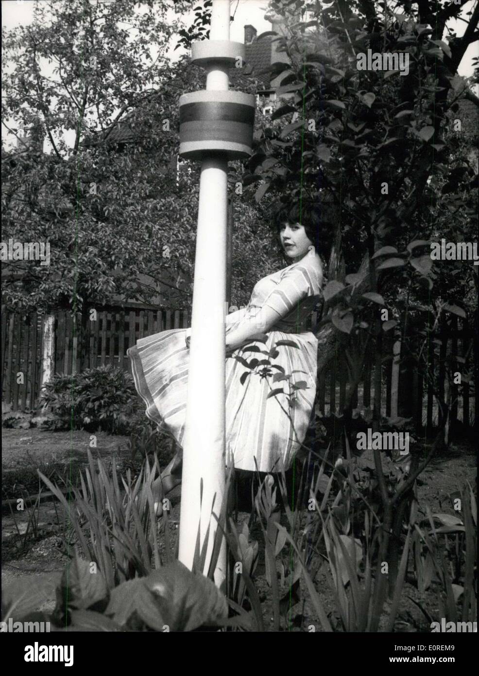 22 maggio 1959 - Il giardino-nani sono morti - ora è il turno della torre della televisione: il Dortmund torre televisiva en miniatura ''cresce'' nel giardino di anallotment-proprietario in Wanne-Eickel/Germania. Questo uomo messo tutto il suo giardino-nani e altri ornamenti in cantina in modo da fare spazio per questa piccola torre della televisione il cui originale è in piedi sul sito del Tedesco Giardino mostra a Dortmund. Esso ha preso lui 30 ore per costruire questa torre se stesso. Foto Stock