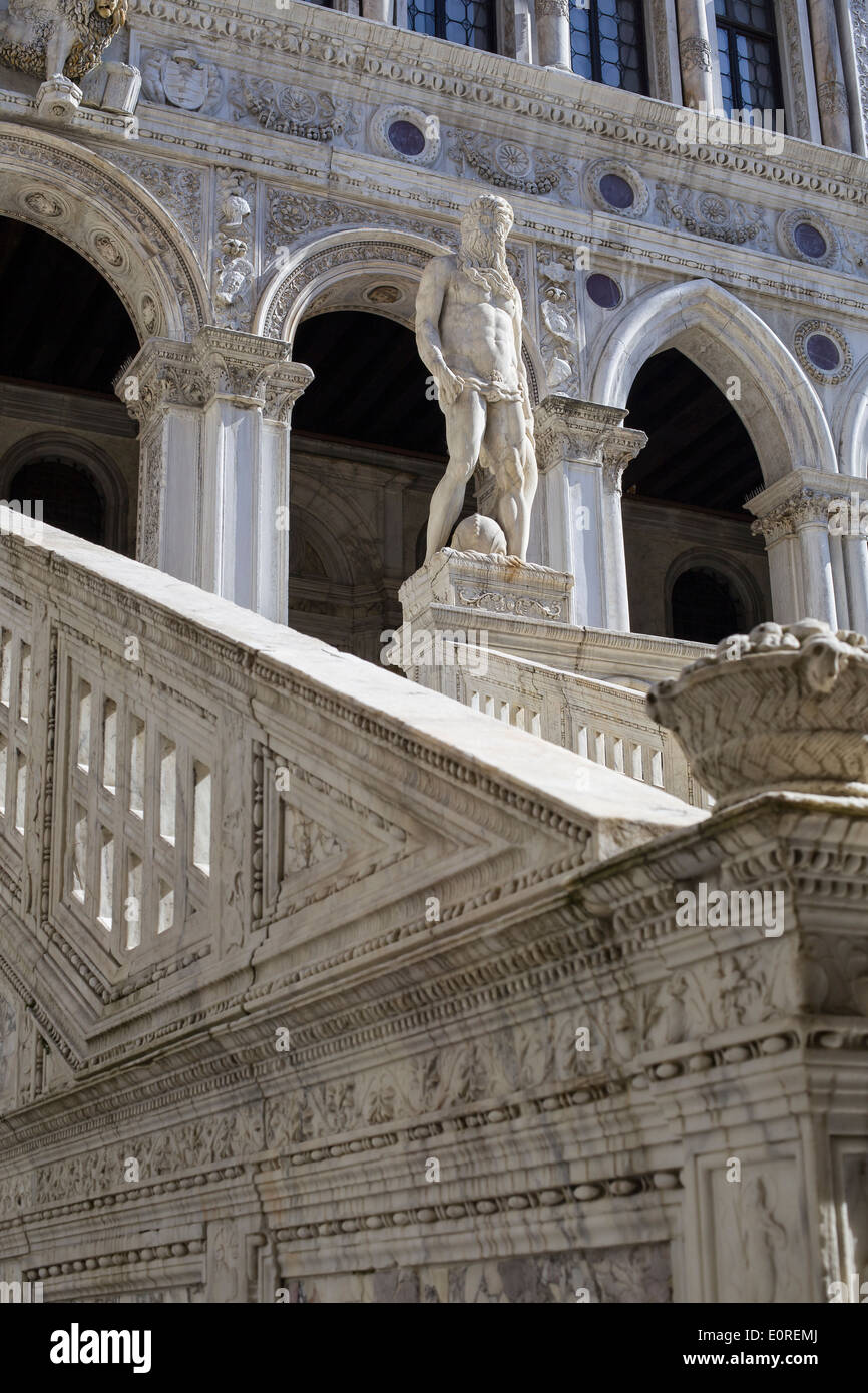 Statua del Nettuno sulla sommità del Gigante la scalinata del Palazzo Ducale di Venezia, Italia Foto Stock
