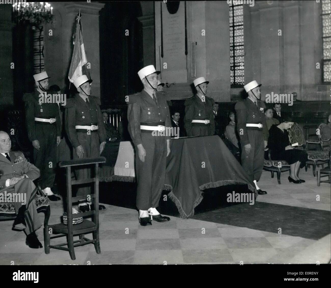 Apr. 04, 1959 - legione straniera commemora la battaglia di Cameron la 96anniversario della battaglia camerae venne commemorato dalla legione straniera che hanno partecipato alla Messa di requiem tenutosi presso la chiesa di Saint Louis Des invalidi, Parigi. Tia mattina (battaglia di Cameron è stata combattuta in Messico nel 1857 tra le truppe francesi composto principalmente della legione straniera e ribelli messicani, l'aumento legionna grandemente numericamente sopraffatta combattuto per l'ultimo uomo e sono stati tutti trucidati). foto mostrano vista generale di richiedono la messa a Saint Louis Des invalidi questa mattina Foto Stock Apr. 04, 1959 - legione straniera commemora la battaglia di Cameron la 96anniversario della battaglia camerae venne commemorato dalla legione straniera che hanno partecipato alla Messa di requiem tenutosi presso la chiesa di Saint Louis Des invalidi, Parigi. Tia mattina (battaglia di Cameron è stata combattuta in Messico nel 1857 tra le truppe francesi composto principalmente della legione straniera e ribelli messicani, l'aumento legionna grandemente numericamente sopraffatta combattuto per l'ultimo uomo e sono stati tutti trucidati). foto mostrano vista generale di richiedono la messa a Saint Louis Des invalidi questa mattina Foto Stock
