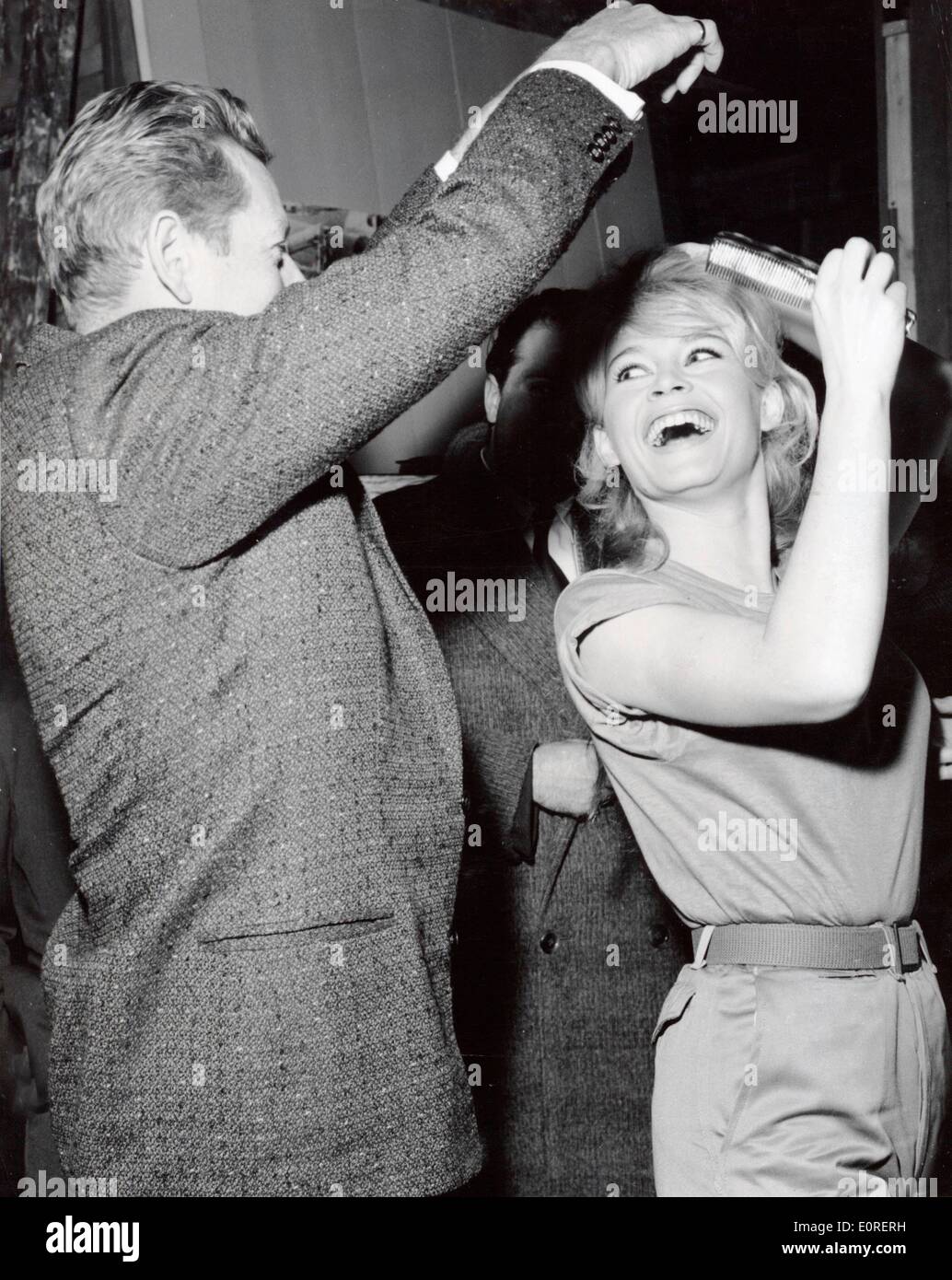 L'attrice Brigitte Bardot scherzando con l'attore Danny Kaye a un film studio a Parigi Foto Stock