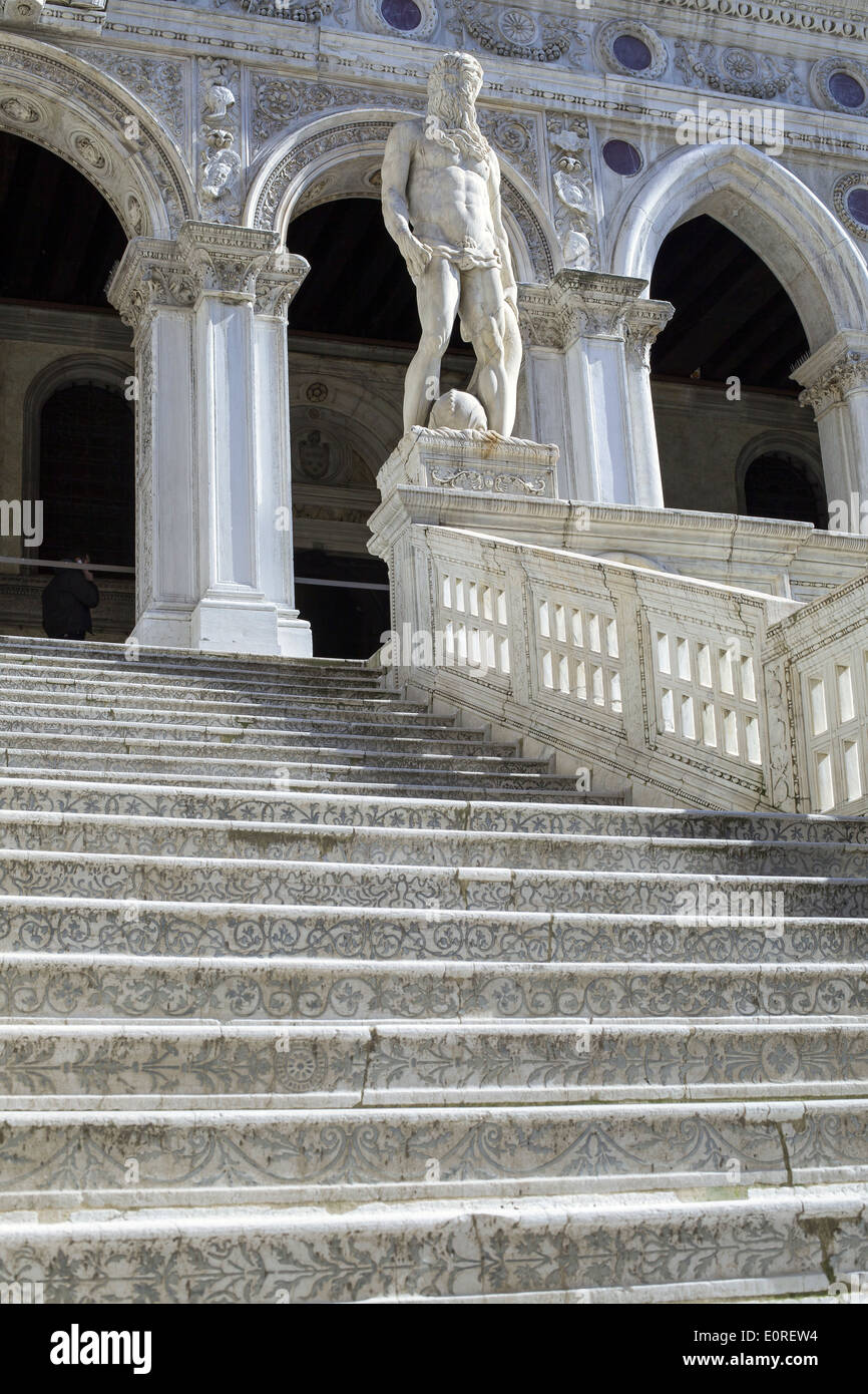Statua del Nettuno sulla sommità del Gigante la scalinata del Palazzo Ducale di Venezia, Italia Foto Stock