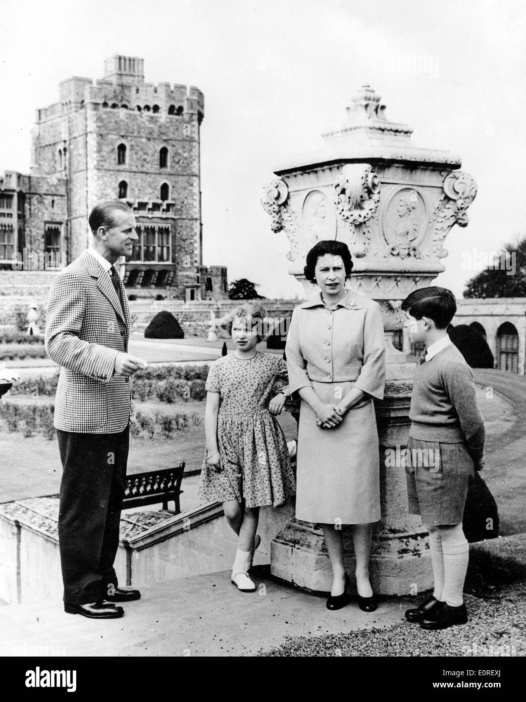 La regina Elisabetta II con il marito il principe Filippo e i loro bambini escursioni turistiche ad un castello Foto Stock