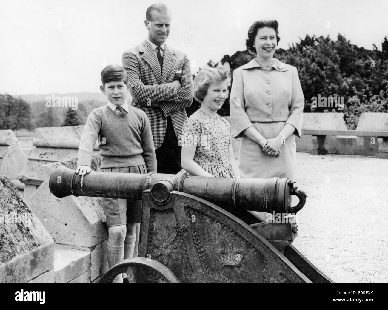 La regina Elisabetta II con il marito il principe Filippo e i loro figli su un tetto Foto Stock