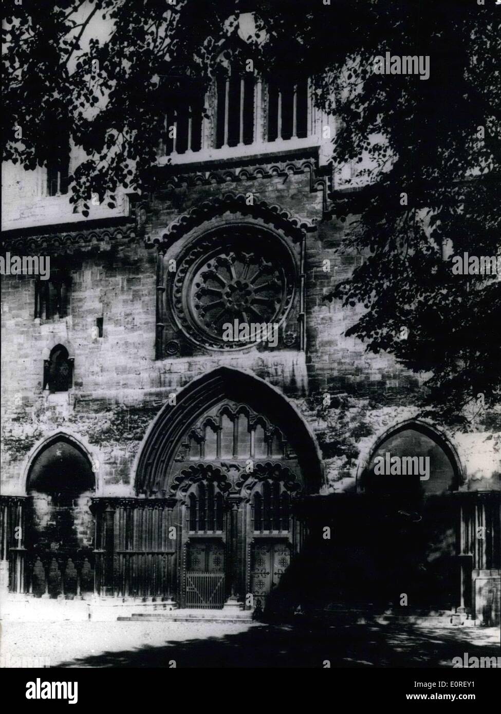 Giugno 04, 1959 - nella foto è la cattedrale di Halberstadt, che proviene dall'anno 1235. La Chiesa ha attraversato momenti difficili durante l'epoca in cui i sovietici hanno occupato la zona. La cattedrale gotica è rinomato per la sua forma sottile e uno della Germania edificio più rari memoriali. Qui illustrato è la principale porta d ingresso della cattedrale. Foto Stock