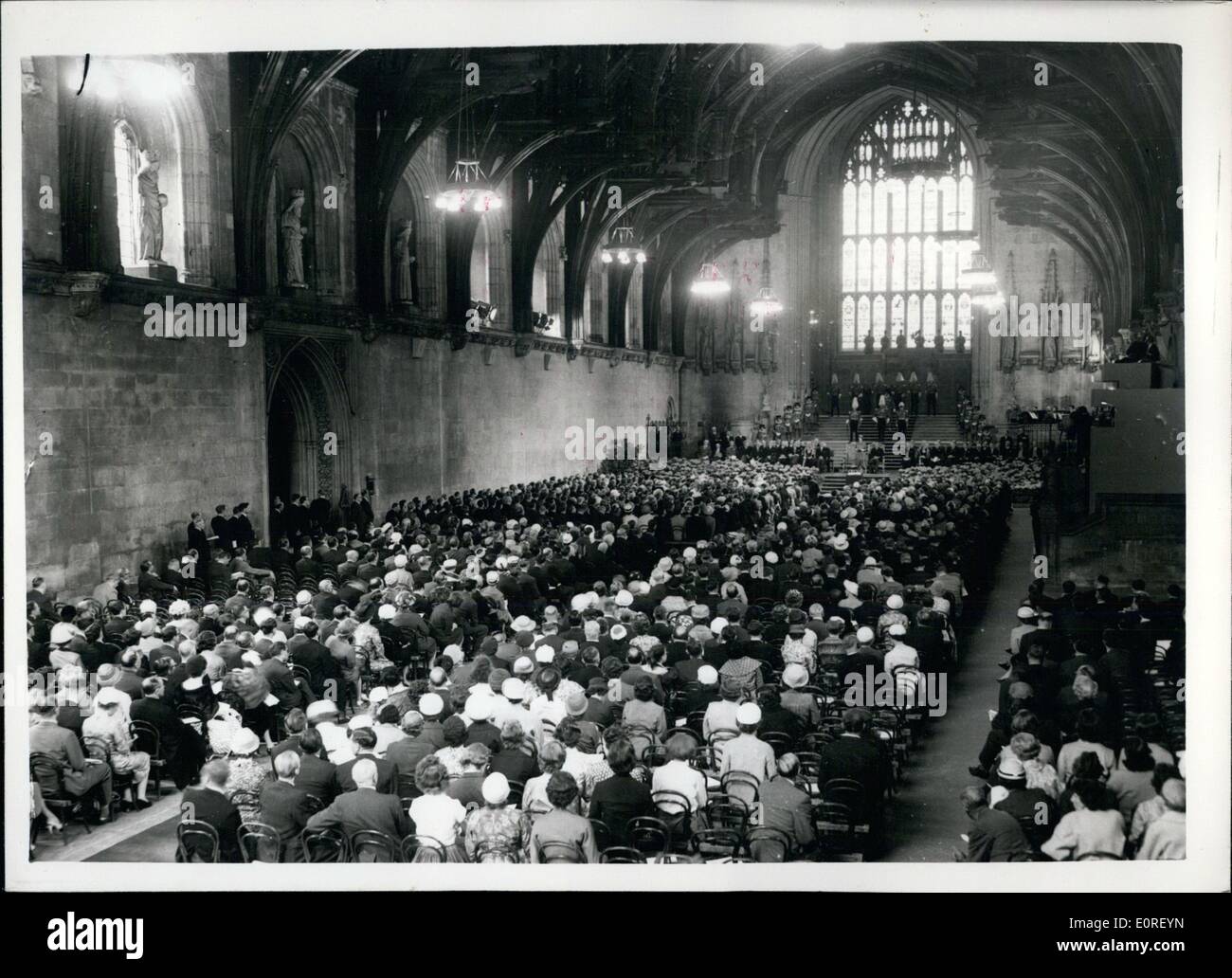 Giugno 06, 1959 - Queen apre N.A.T.O. Conferenza a Westminster Hall: H.M. La regina accompagnata dal Duca di Edimburgo questa mattina l'Atlantico Conferenza per celebrare il decimo anniversario della fondazione della NATO - a Westminster Hall.foto mostra la vista generale come H.M. La regina fa il suo discorso nella Westminster Hall di oggi. Foto Stock