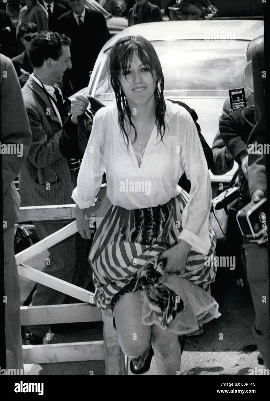05 maggio 1959 - Cannes Film Festival: Mylene Demongeot prende un bagno forzato: Mylene Demongeot era fuori di fortuna ieri. La piccola barca era su tenendo un mare riso fuori dalla spiaggia capovolta come ella si alzò a posare per i fotografi. La giovane attrice aveva a nuotare indietro di pochi metri e raggiunto riva tge tutto bagnato e disheveled. Mostra fotografica di Mylene Demongeot salire gli scalini dopo il suo bagno forzato. Foto Stock