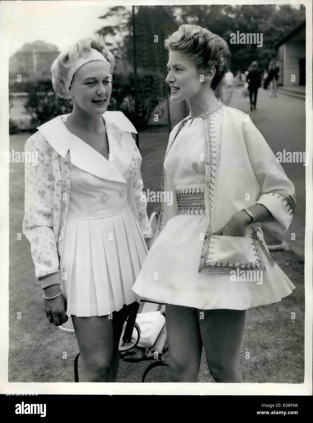 Giugno 06, 1959 - Pre-Wimbledon Reception a Hurlingham..Due i concorrenti britannici: International Lawn Tennis Club la reception per giocatori d'oltreoceano - prima della apertura di Wimbledon - si è tenuto questo pomeriggio al Hurlingham Club. Phot mostra Pat Ward a sinistra indossa una maglietta camerieri dress in cotone terylene e una camicia di nylon - chiazzata con fiori di colore rosa e un ''Sport Girl'' parrucca in champagne rosa - mentre sulla destra Angela Buxton indossa 'Sharon'' un vestito in materiale giverine, un adattamento occidentale di un abito orientale - con yemeniti ricamo israeliano. Foto Stock