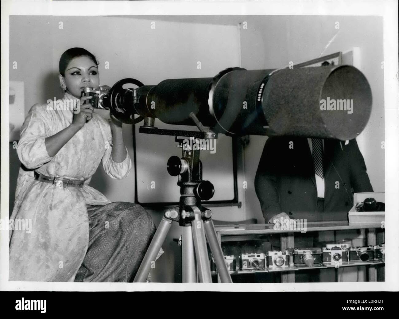 05 maggio 1959 - International Photo fair a Olympia. Mostra fotografica di Miss Manil Weerakoon, i cingalesi attrice - visto presso la International Photo Fair che si è aperto presso Olympic oggi, con 1.000 millimetro teleobiettivo. Foto Stock