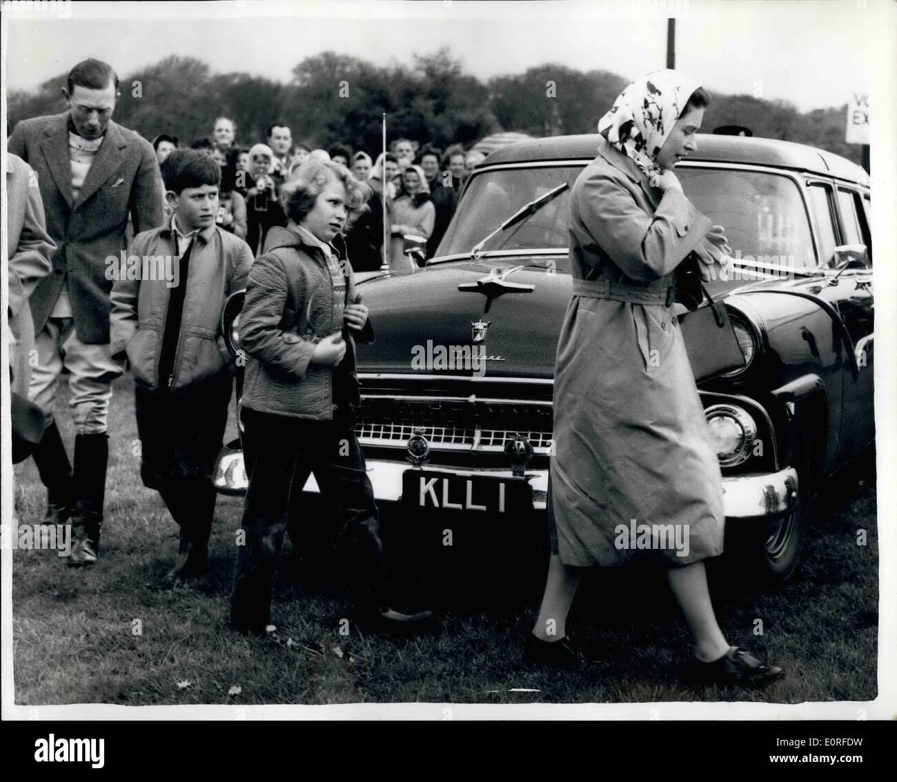 05 maggio 1959 - Il principe Filippo gioca POLO A WINDSOR il Principe Filippo ha giocato hie prima partita di polo di oggi poiché hie ritorno dal suo tour mondiale. Ha giocato per Windsor contro Ascot a Smith Prato, grande Windsor Park, MOSTRA FOTOGRAFICA: H.M. la regina seguita da Princese Anne e il Principe Carlo non arrivano a guardare la partita di oggi. Foto Stock